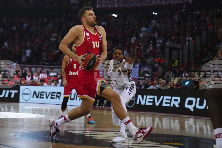 СподелиОлимпиакос с българския играч Александър Везенков победи Макаби Тел Авив