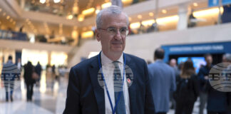 Дефицитът на Франция трябва да остане под 4,8 процента, за да се избегне "задушаване" от дълга, каза френският централен банкер