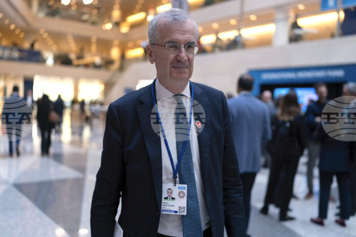 Дефицитът на Франция трябва да остане под 4,8 процента, за да се избегне "задушаване" от дълга, каза френският централен банкер