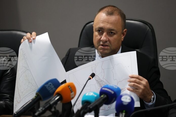 ДНСК подготвя акт за установяване на незаконно строителство в Елените и указания за събаряне на корекцията на реката, каза министър Иван Иванов