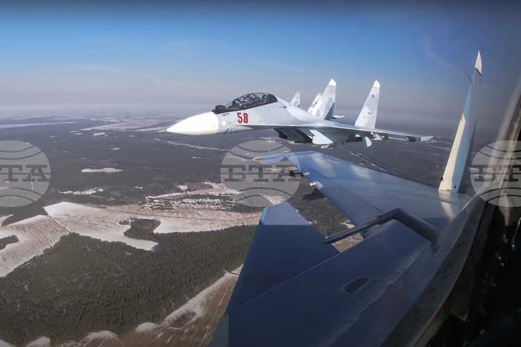 СподелиДнес два руски военни самолета включително изтребител Су 30 и самолет цистерна