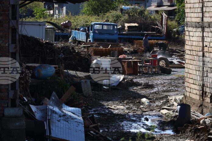 Две жилища в Свищов пропаднаха заради свлачище, обитателите са евакуирани