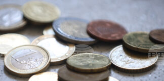 Еврото леко поскъпна спрямо долара