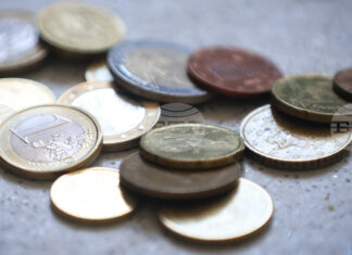 Еврото отстъпва леко спрямо долара, лирата и франка в междубанковата търговия Еврото леко поскъпна спрямо долара