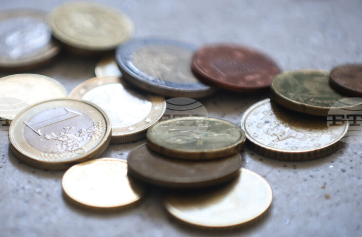 Еврото леко поскъпна спрямо долара