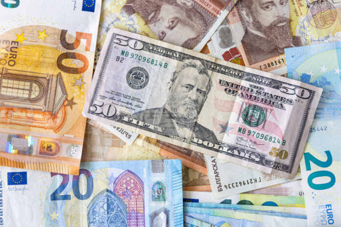 Еврото продължи леко да поевтинява спрямо долара