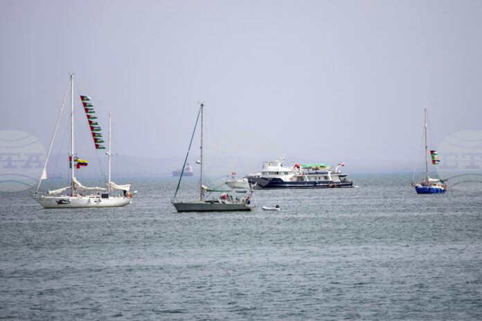 Флотилията с хуманитарна помощ за Газа очаква да бъде прехваната от израелските военноморски сили