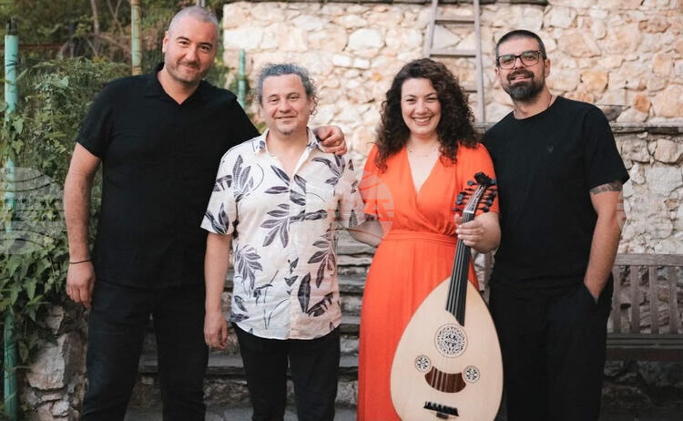 СподелиГръцката певица София Главопулу ще демонстрира своя нов музикален проект