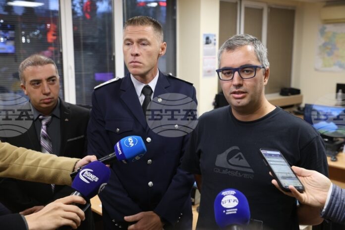 Гражданите да се движат в аварийните ленти при промени в движението, ако е оказано със сигнализация, призова Мирослав Ценов, директор на дирекция "Ситуационен център и управление на трафика“