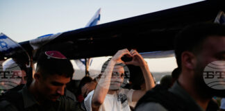 Хиляди хора отпразнуваха връщането на бивш заложник от Газа на Западния бряг