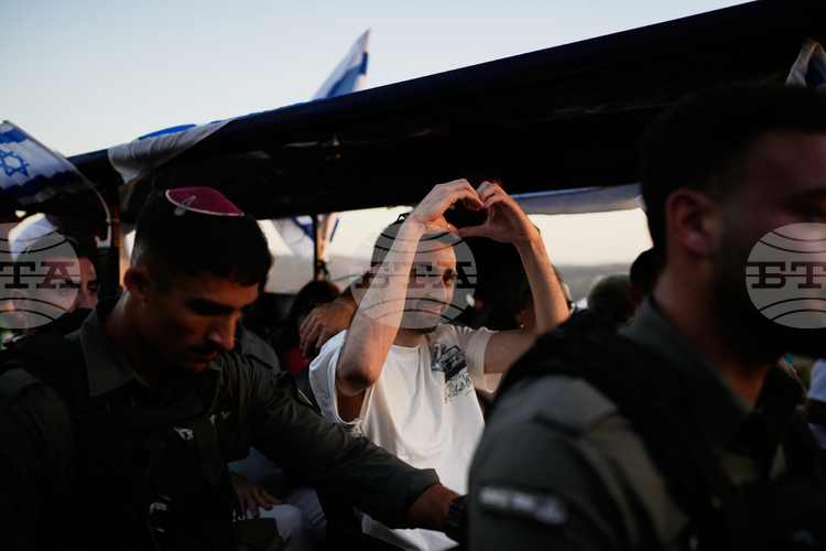 СподелиБившият заложник Авинатан Ор който е отслабнал но се усмихва