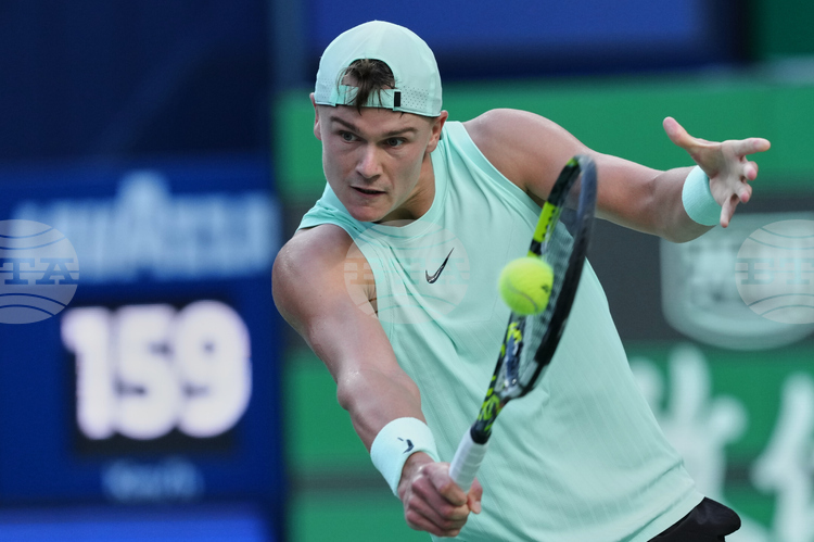 СподелиХолгер Руне получи билет за полуфиналите на турнира по тенис