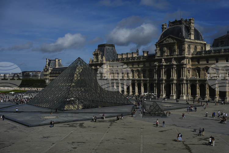 СподелиПроизведения като Смъртта на Марат и Коронацията на Наполеон не