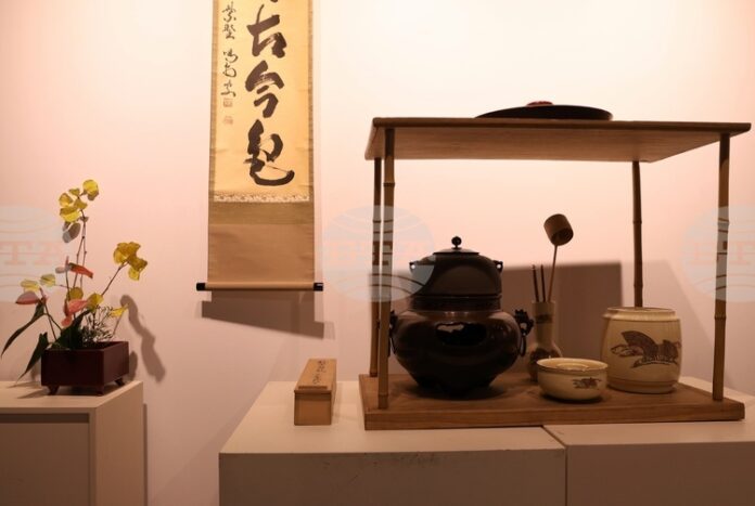 Икебаната е здраве и свобода, каза за БТА Валентина Герова за изложбата „Полъх от Япония“ в София