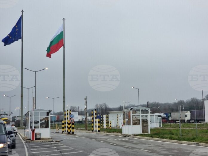 Интензивен е трафикът за товарни автомобили на ГКПП "Капитан Андреево" и "Лесово"