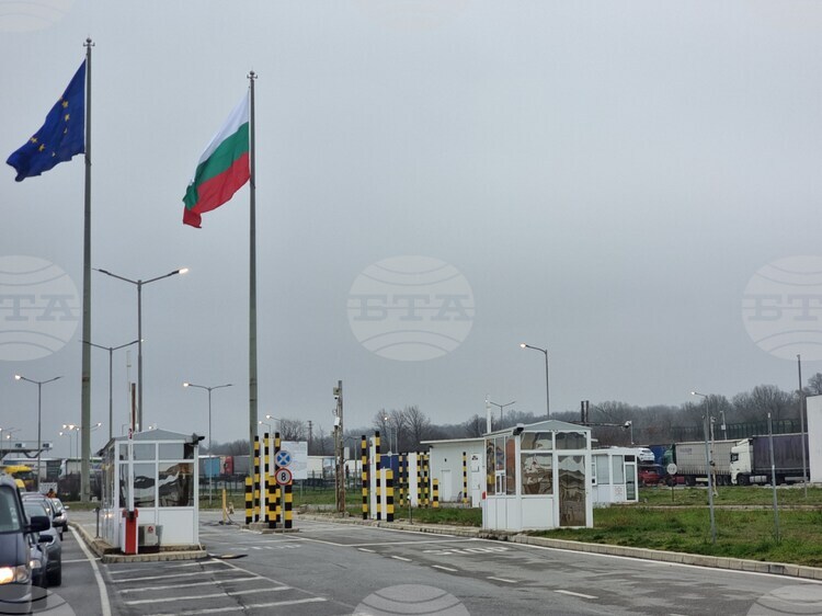 СподелиНа граничните контролно пропускателни пунктове Капитан Андреево и Лесово движението за