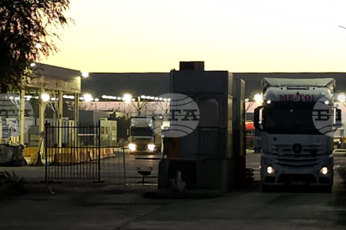 Интензивен е трафикът за товарни автомобили на граничните пунктове "Капитан Андреево" и "Лесово" тази вечер