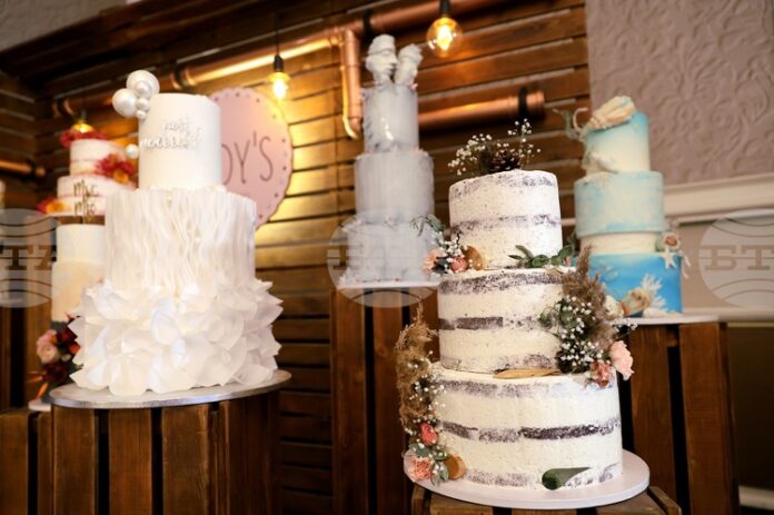 ИНТЕРВЮ
                                                                                                Сладкарските изделия - луксът на трапезата, на който българинът е ценител