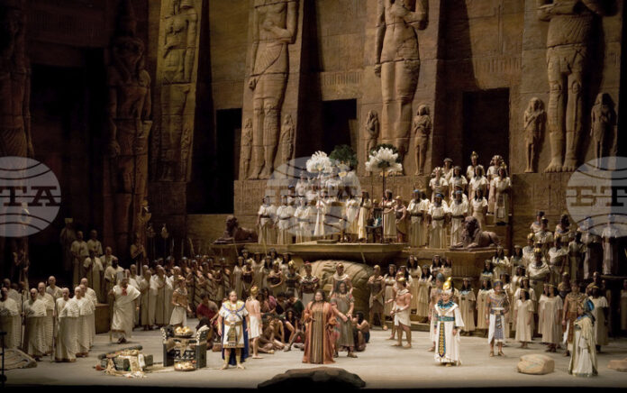 Италианската традиция да се почита Верди с 27 червени рози Италианската традиция да се почита Верди с 27 червени рози се утвърждава и в Ню Йорк