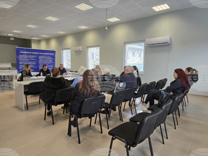 Как ще бъдат защитени гражданите от Комисията за защита на потребителите попитаха хората в Стрелча на среща за еврото