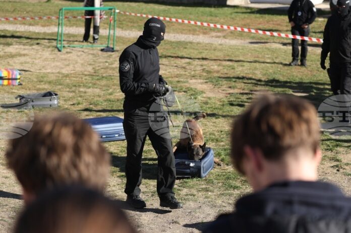 Кампанията на Агенция "Митници" и НАП "Не сте сами" продължава и през тази учебна година