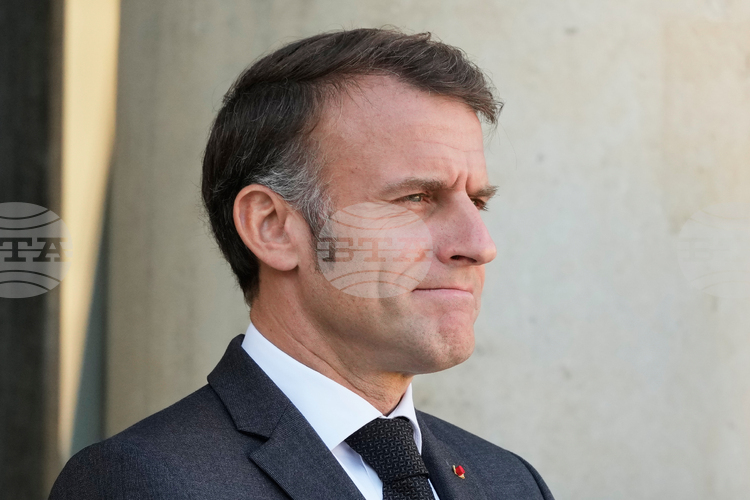 СподелиФренският президент Еманюел Макрон осъди смело от Лувъра в Париж