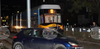 Лек автомобил навлезе на трамвайните релси в района на "Руски паметник" в София