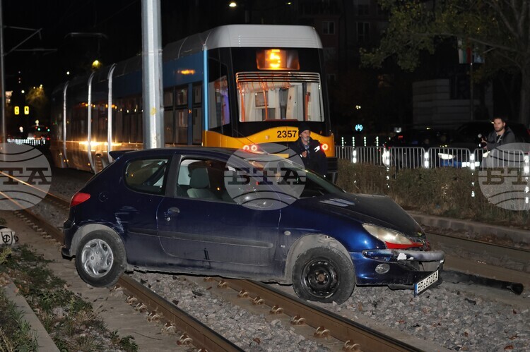 СподелиЛек автомобил е попаднал на трамвайните релси в близост до