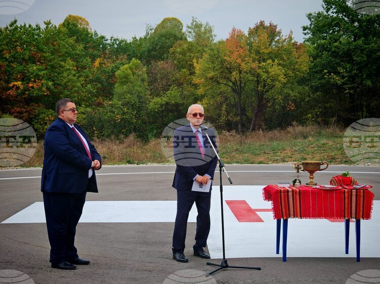 СподелиМинистърът на здравеопазването Силви Кирилов откри новата хеликоптерна площадка Тя