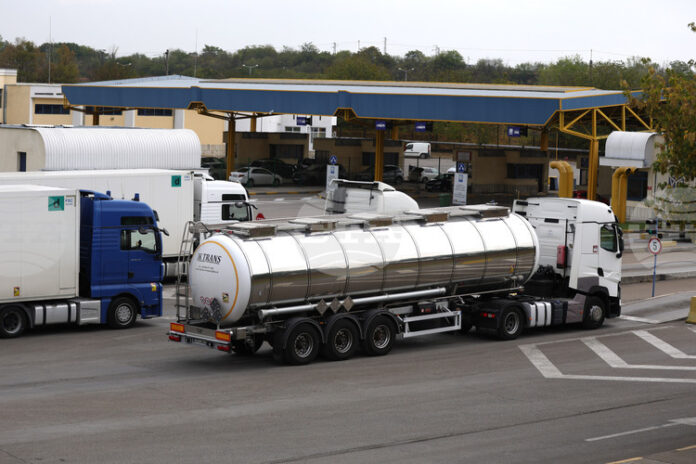 На граничен пункт "Стрезимировци" сръбските власти временно са преустановили пропускането на камиони с товар на изход от България