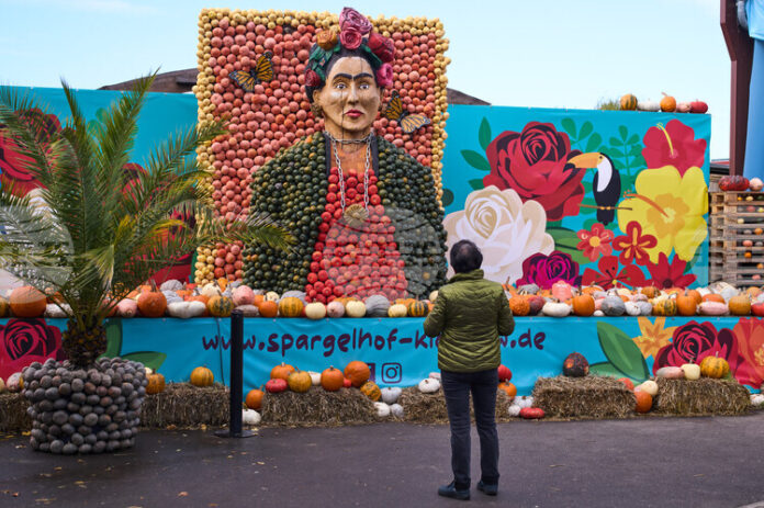 Над 100 000 тикви в различни форми и цветове са Над 100 000 тикви в различни форми и цветове са показани на фестивал край Берлин