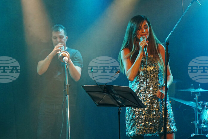 Нина Николина представя новия си проект Global Pop в София