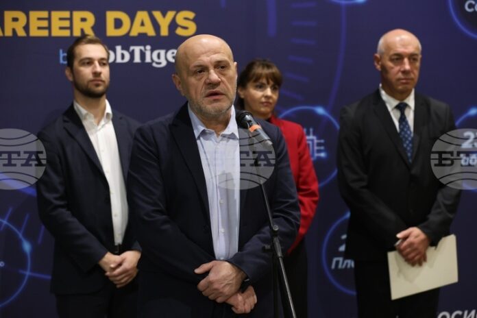 ОБНОВЕНА Дължим подкрепа на българската индустрия, заяви вицепремиерът Томислав Дончев по време на кариерен форум в София