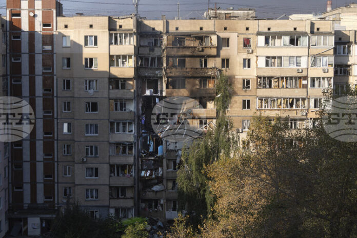 ОБНОВЕНА Двама души бяха убити при руската въздушна атака в ОБНОВЕНА Двама души бяха убити при руската въздушна атака в Киев; няколко руски летища бяха затворени