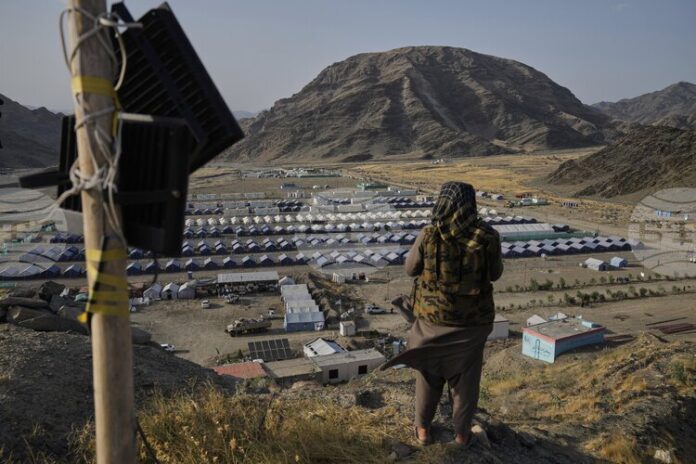 ОБНОВЕНА Пакистан затвори граничните си пунктове с Афганистан след сблъсъци ОБНОВЕНА
Пакистан затвори граничните си пунктове с Афганистан след сблъсъци по границата и размяна на огън