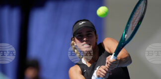 ОБНОВЕНА Водачката в схемата Джесика Бусас Манейро отпадна на старта на турнира по тенис в Гуанчжоу