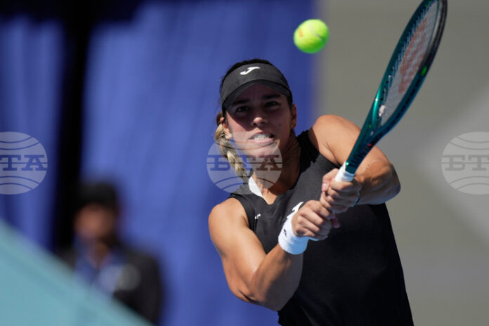 ОБНОВЕНА Водачката в схемата Джесика Бусас Манейро отпадна на старта на турнира по тенис в Гуанчжоу