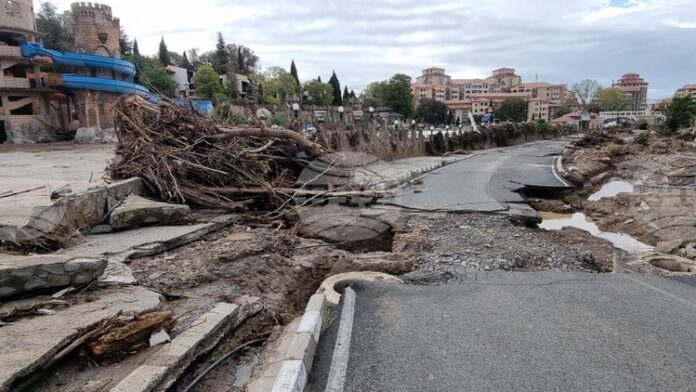 Обзор
                                                                                                Нередности и нарушения в строителните книжа откриха проверките във ваканционно селище Елените след наводненията, които взеха жертви