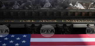 ОБЗОР
                                                                                                Световните пазари навлизат в новата седмица и новия сезон на отчетите с рекордни стойности и тревоги за потенциален срив на "балона" при изкуствения интелект