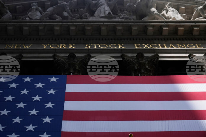 ОБЗОР
                                                                                                Световните пазари навлизат в новата седмица и новия сезон на отчетите с рекордни стойности и тревоги за потенциален срив на "балона" при изкуствения интелект