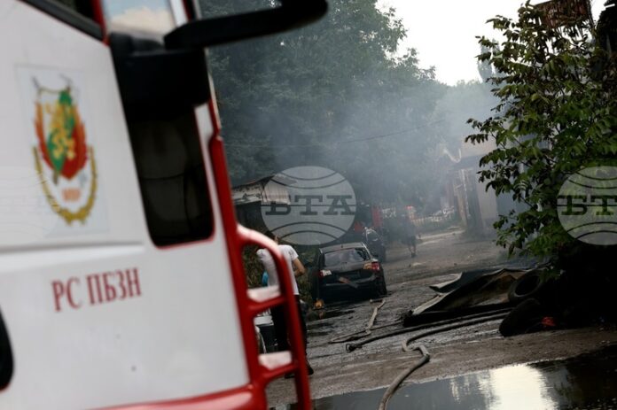 Около 20 леки автомобила са засегнати от пожар в столичния квартал "Гоце Делчев"