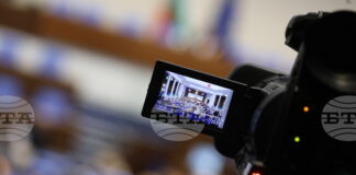 Парламентът обсъжда промени в Закона за предучилищното и училищното образование, отхвърлени бяха две предложения за изслушвания за наводненията