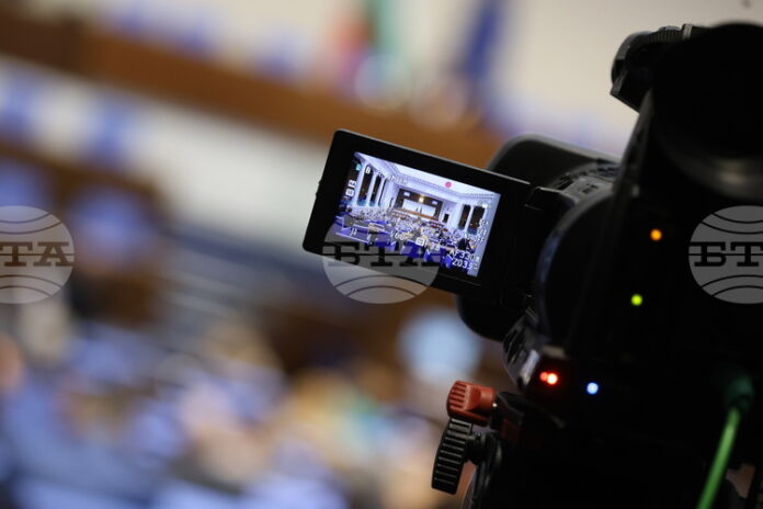 Парламентът обсъжда промени в Закона за предучилищното и училищното образование, отхвърлени бяха две предложения за изслушвания за наводненията