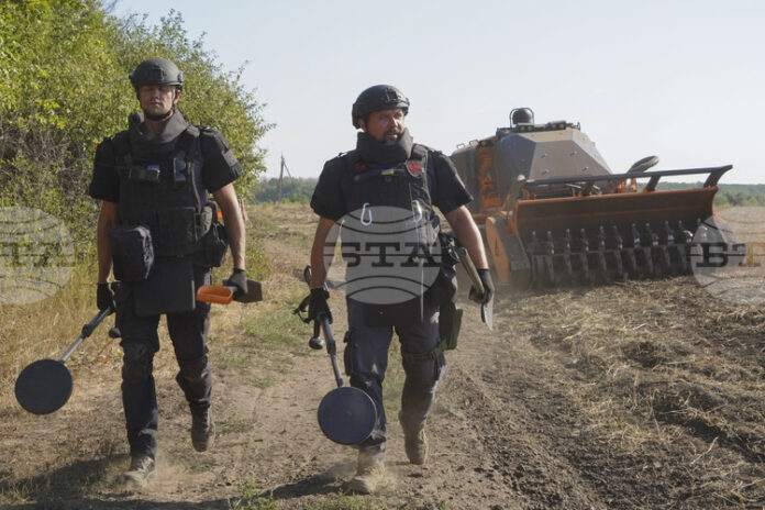 Петима души загинаха в украинската Житомирска област, след като две коли се натъкнаха на взривни устройства близо до границата