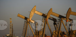 Петролът поскъпва в началото на седмицата