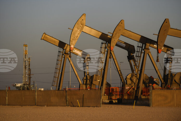 Петролът поскъпва в началото на седмицата