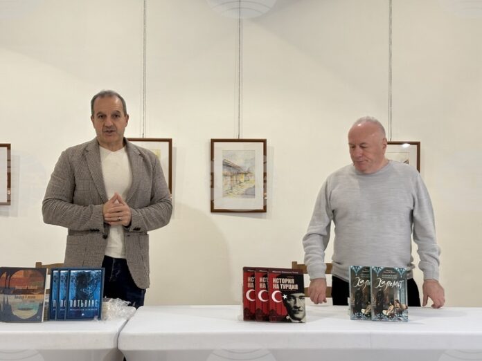 Писателите Венцислав Божинов и Ибрахим Карахасан-Чънар представиха творчеството си в Самоков