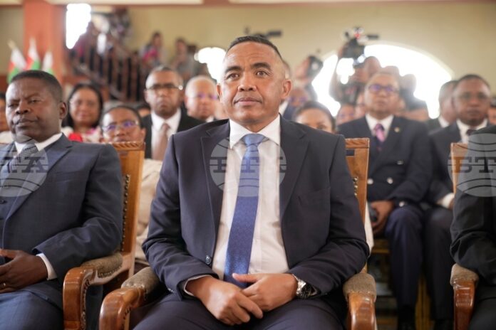 ПОРТРЕТ
                                                                                                 АП: Новият президент на Мадагаскар, полковник Микаел Рандрианирина