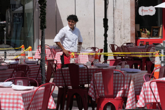 Потребителското доверие в САЩ през октомври е по-високо от очакванията на икономистите въпреки лекия спад спрямо септември