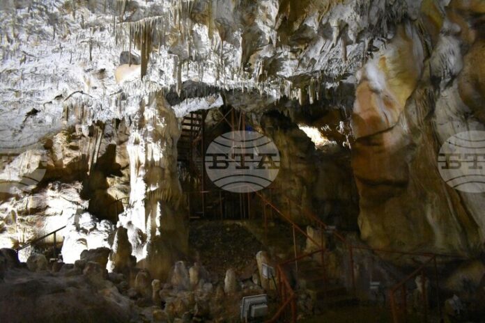 Повече от 5700 туристи са посетили пещера "Добростански бисер" край Асеновград, а приходите от дейността нарастват до 41 035 лв.